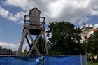 Sedmimetrová strážní věž koncentračního tábora.