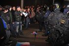 Živě: Demonstraci před vládou rozehnali těžkooděnci, deset lidí zadrželi