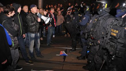 Demonstraci před Úřadem vlády rozehnala policie. Ve vzduchu byl i pepřový sprej. Podívejte se!