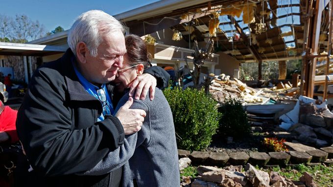 Pastor se svou ženou v americkém městě Columbus poté, co vítr smetl tamní kostel.