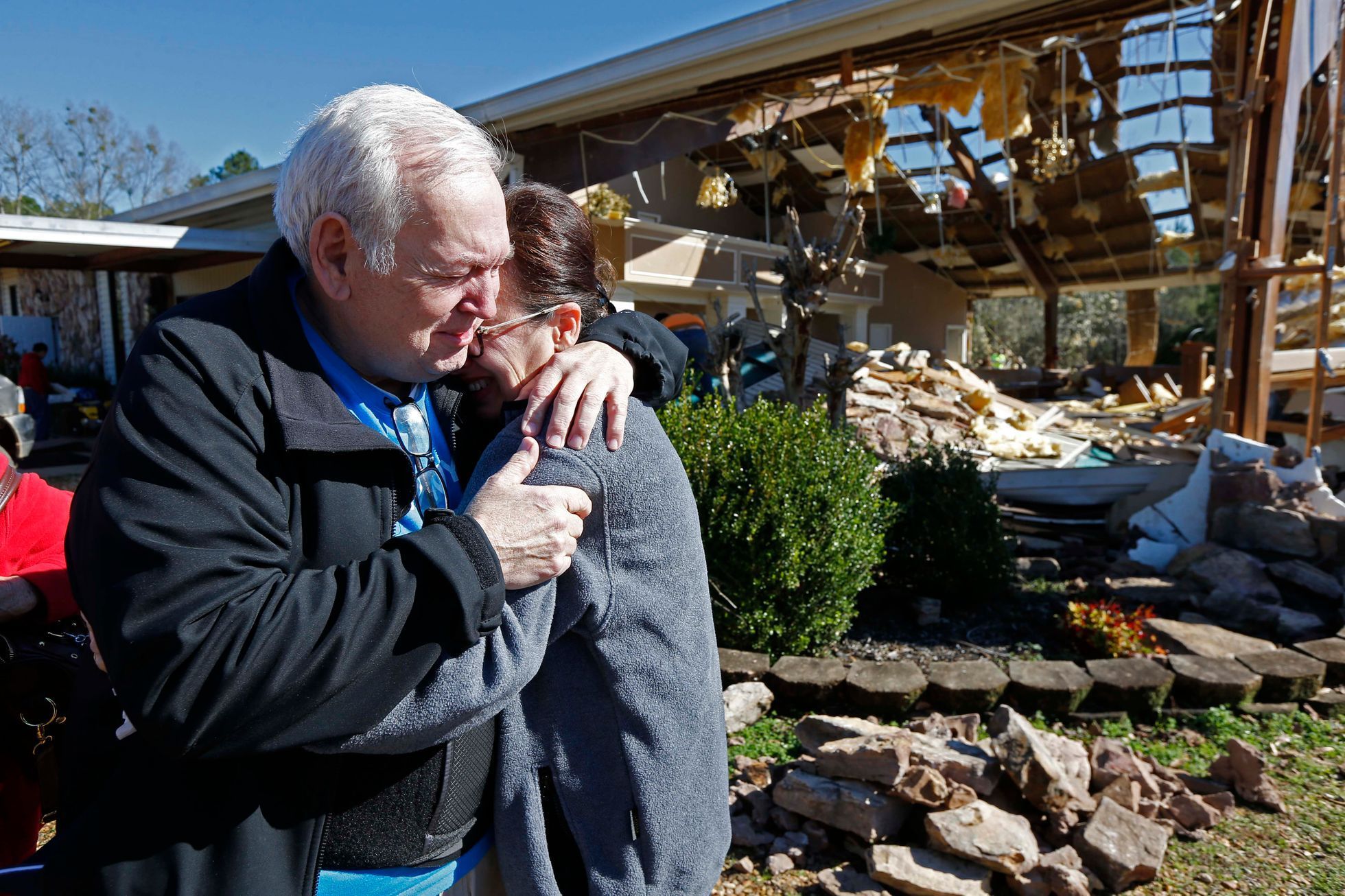 Pastor se svou ženou v americkém městě Columbus poté, co vítr smetl tamní kostel.