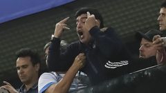 Diego Maradona ukazuje prostředníčky v zápase s Nigérií