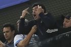 Maradona ukazoval po vítězné brance prostředníčky na všechny strany, po zápase ho museli odnést