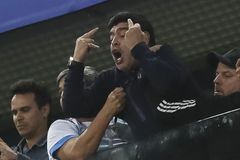 Maradona ukazoval po vítězné brance prostředníčky na všechny strany, po zápase ho museli odnést