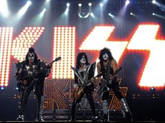 Kiss 14. 6. O2 Arena  Jestli si někdo užíval "sex drugs and rock and roll" na maximum, tak právě oni. Je až s podivem, jaké koncertní tempo tihle staroušové, s věkovým průměrem kolem šedesátky, stále zvládají. Nepůjde jen o vzpomínkovou záležitost, Kiss loni vydali už dvacáté album Monster.