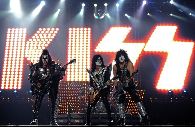 Kiss 14. 6. O2 Arena  Jestli si někdo užíval "sex drugs and rock and roll" na maximum, tak právě oni. Je až s podivem, jaké koncertní tempo tihle staroušové, s věkovým průměrem kolem šedesátky, stále zvládají. Nepůjde jen o vzpomínkovou záležitost, Kiss loni vydali už dvacáté album Monster.