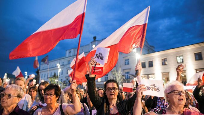 Nejnovější protesty proti polské pravicové vládě a její soudní reformě.
