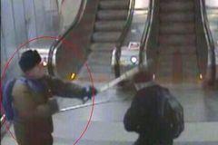Video: Vzteklý senior zbil muže v metru berlí a zmizel