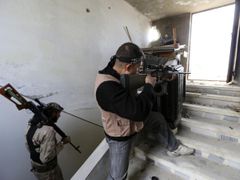 Bojovník Syrské svobodné armády s rakouskou puškou Steyr v Aleppu.