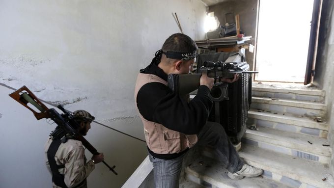 Bojovník Syrské svobodné armády s rakouskou puškou Steyr v Aleppu.