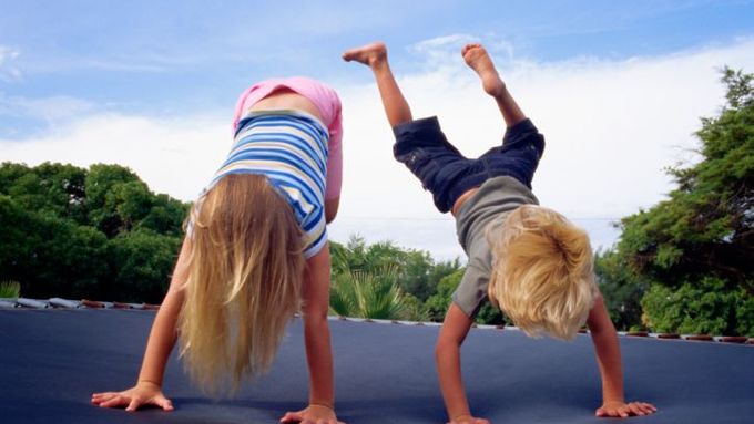 Skákání na trampolíně se v posledních letech začalo řadit mezi nejnebezpečnější dětskou letní zábavu.