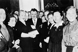 Československý prezident Klement Gottwald s chotí Martou (třetí zleva) přijímá v předvečer MDŽ delegaci pracujících žen ze všech krajů republiky. (fotografie ze 7. března 1950)