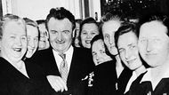 Československý prezident Klement Gottwald s chotí Martou (třetí zleva) přijímá v předvečer MDŽ delegaci pracujících žen ze všech krajů republiky. (fotografie ze 7. března 1950)