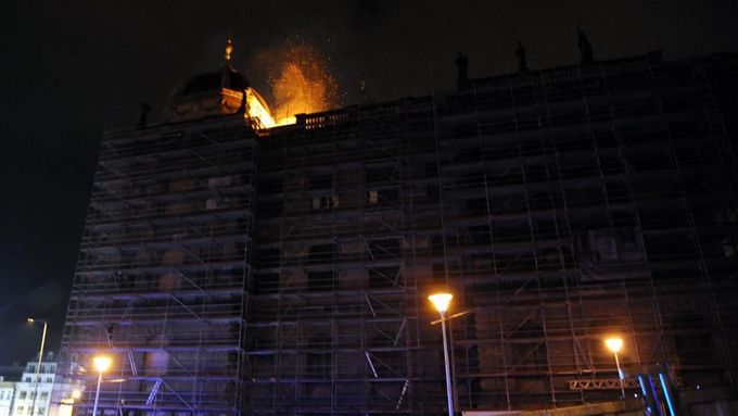 Galerie: Národnímu muzeu hořela střecha, požár dostali hasiči za dvě hodiny pod kontrolu