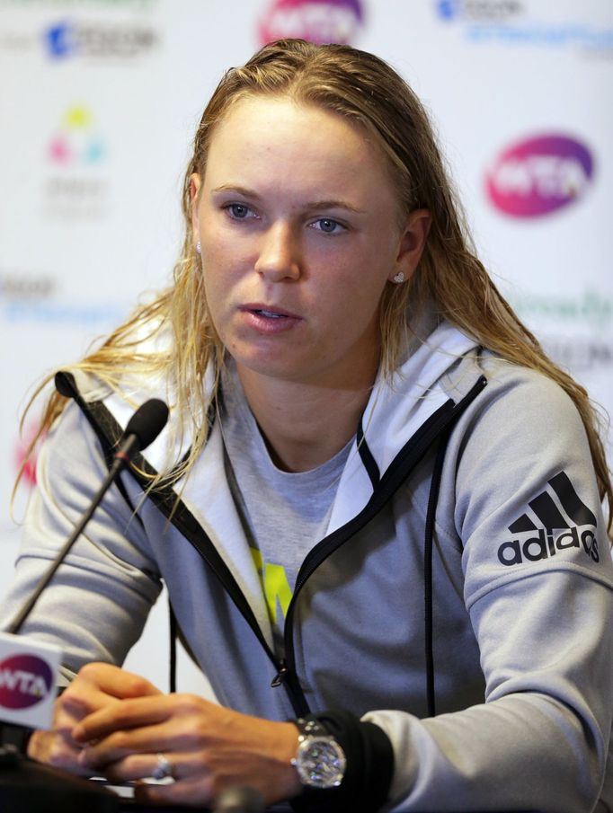 Caroline Wozniacká oznamuje novinářům, že odstupuje z turnaje v Eastbourne.