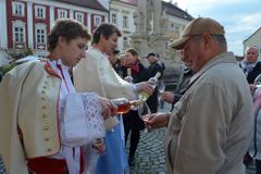 Tipy na prodloužený víkend v Česku: oslavy sametové revoluce, svatomartinské hody i první lyžování
