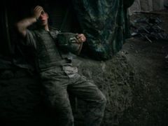 Vítězná fotografie soutěže World Press Photo vznikla pro časopis Vanity Fair a jejím autorem je Tim Hetherington. Zachycuje amerického vojáka, který odpočívá v bunkru v Afghánistánu.