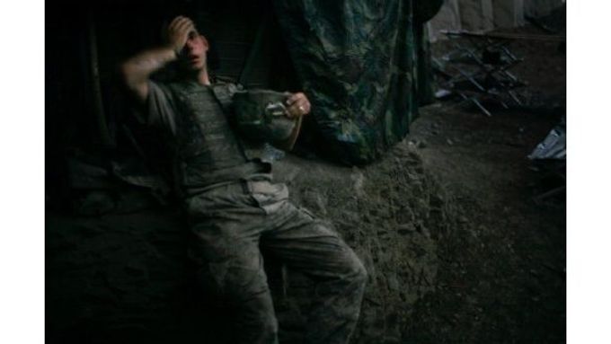 Vítězná fotografie soutěže World Press Photo vznikla pro časopis Vanity Fair a jejím autorem je Tim Hetherington. Zachycuje amerického vojáka, který odpočívá v bunkru v Afghánistánu.