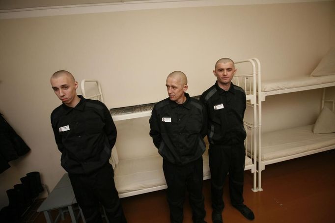 Inmates stand inside a temporary cell for recently arrived prisoners at a high-security male prison camp outside Russia's Siberian city of Krasnoyarsk May 14, 2013. High-security male prison camp number 17 is intended to house male inmates who are serving a sentence for the first time, and have been convicted for serious crimes. Prisoners at the facility work in wood and metal processing shops, manufacture furniture, sew clothes and do other kinds of work. They can also take part in educational, sport and cultural programs. Picture taken May 14, 2013. REUTERS/Ilya Naymushin (RUSSIA - Tags: CRIME LAW SOCIETY) ATTENTION EDITORS: PICTURE 20 OF 29 FOR PACKAGE 'INSIDE SIBERIA'S PRISONS' SEARCH 'ILYA PRISON' FOR ALL IMAGES Published: Čer. 19, 2013, 10:04 dop.