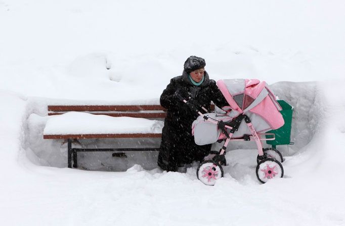 Momentka z Divnogorsku, města, které leží 38 kilometrů od sibiřského Krasnojarsku. Otázkou zůstává, jak se ženě s kočárkem podařilo k lavičce probojovat skrz sněhový zával.