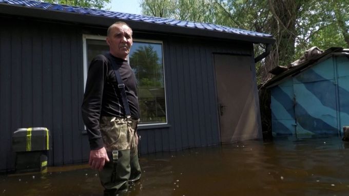 "Nejenže je válka, ale teď jsou ještě tyhle záplavy," říká rozhořčeně Igor Medunov.