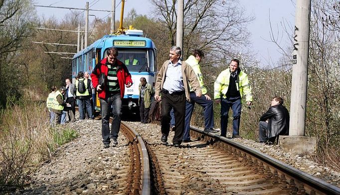 Tudy se proti sobě řítily dvě tramvaje. Bylo to v pátek 11. dubna těsně před šestou večer