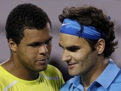 Jo-Wilfried Tsonga (vlevo) a Roger Federer.