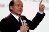 Archivní snímek z 25. března 1994. Tehdy se také stal poprvé premiérem Itálie za svou stranu Forza Italia (Vzhůru, Itálie!).
