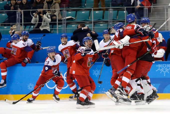 Čeští hokejisté slaví vítězství ve čtvrtfinále s USA na ZOH 2018