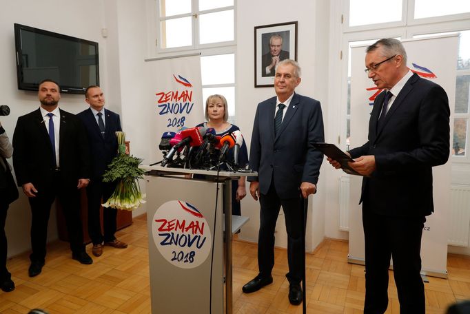 Prezident Miloš Zeman a jeho manželka Ivana vystoupili 6. listopadu v Praze na tiskové konferenci k Zemanově kandidatuře do prezidentských voleb.