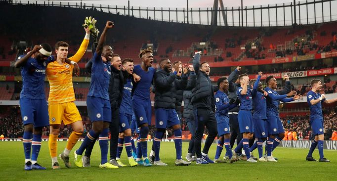 Soccer Football - Premier League - Arsenal v Chelsea - Emirates Stadium, London, Britain - December 29, 2019 Chelsea manager Frank Lampard celebrates with their players a