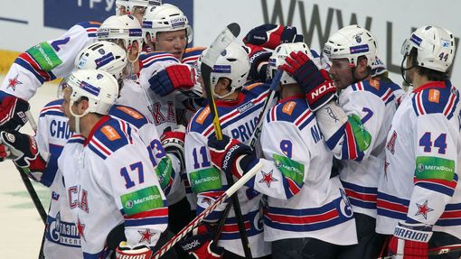 Hokejisté SKA Petrohrad slaví vítězství v utkání KHL proti Lvu Praha.