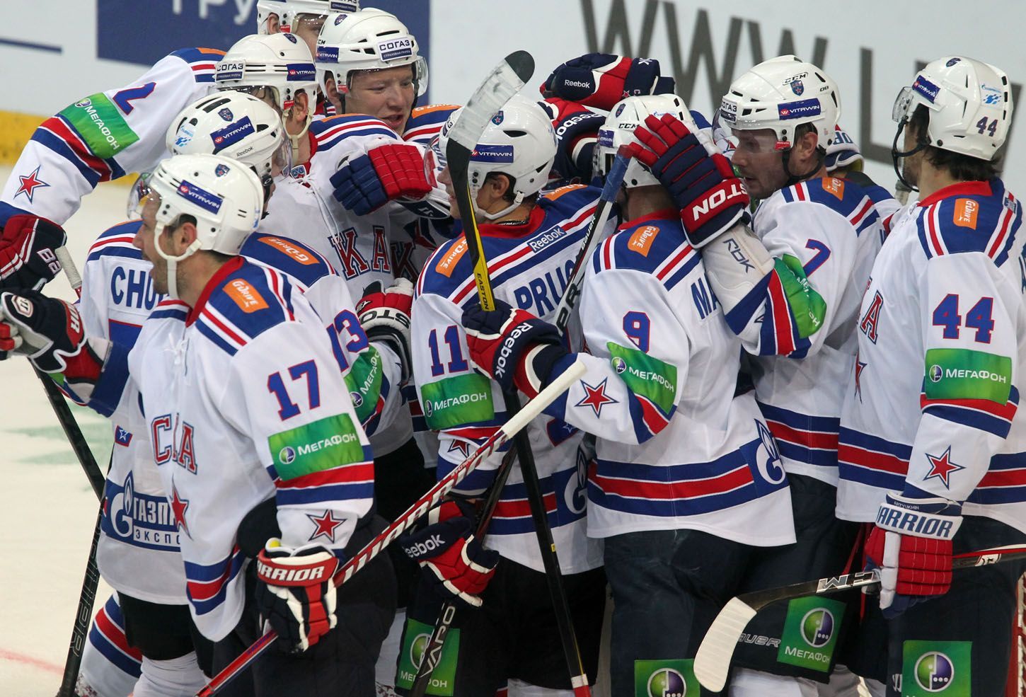 Hokejisté SKA Petrohrad slaví vítězství v utkání KHL proti Lvu Praha.
