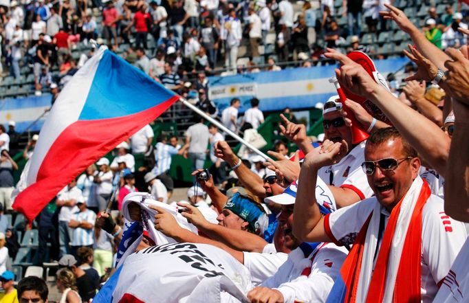 Čeští tenisté slaví postup do finále Davis Cupu 2012 po utkání Tomáše Berdycha s Atgentincem Carlosem Berlocqem.