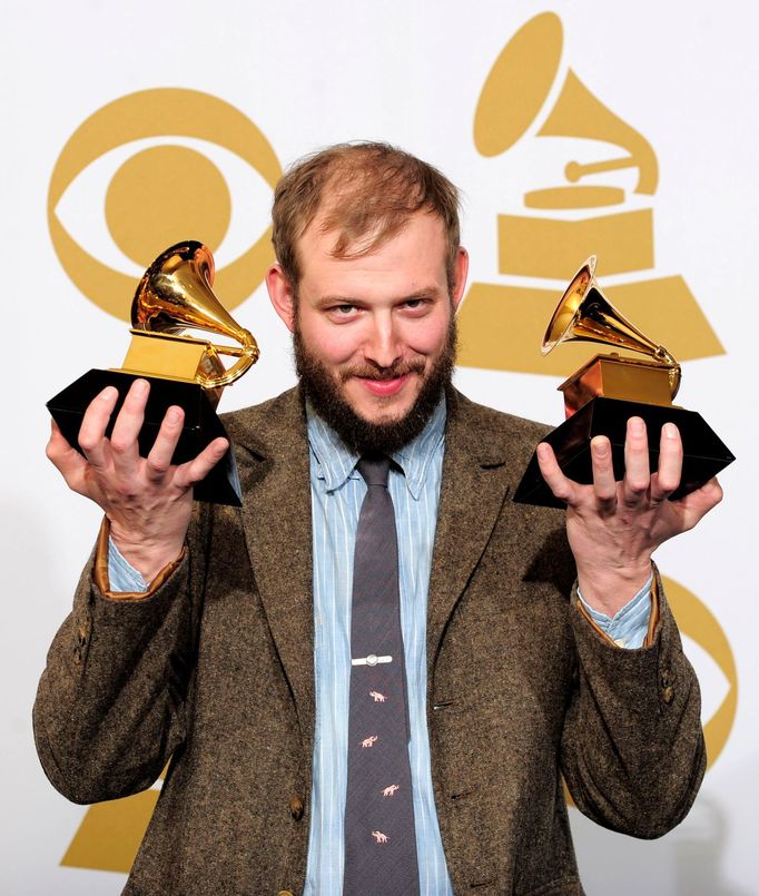 Justin Vernon s cenami Grammy z roku 2012.