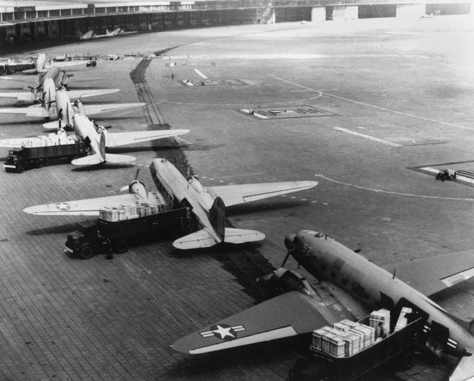 Archivní snímek z blokády západní části Berlína a následném vzniku „leteckého mostu“, která byl odstartován  24.6. 1948.