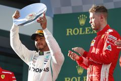 "Zpátky k tabuli," vyzývá Hamilton. Špatné počty Mercedesu ho v Melbourne stály vítězství