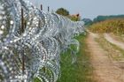 Zde, stejně jako na zbytku 175 kilometrů dlouhé hranice, stojí tento ostnatý plot, který má bránit uprchlíkům její překračování.