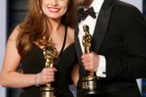 Scenáristka Rachel Shentonová a režisér Chris Overton pózují s Oscary, které dostali za nejlepší krátký hraný film (The Silent Child).