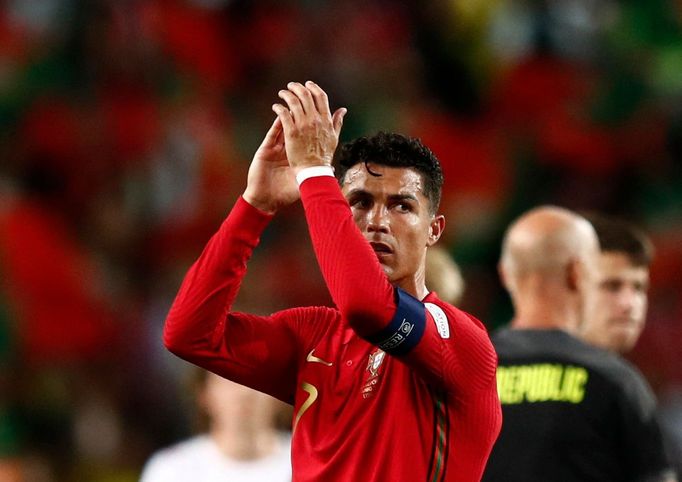 Cristiano Ronaldo zdraví fanoušky po zápase Ligy národů Portugalsko - Česko