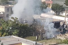Sebevražedný atentátník se odpálil v autě před rezidencí prominentního politika. Zemřelo 35 lidí