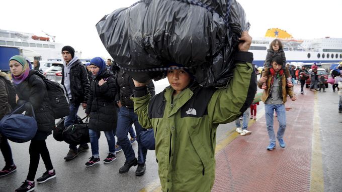 Uprchlíci vystupují ráno v úterý 8.března z trajektu v přístavu Pireus.