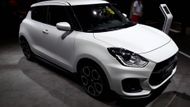 Suzuki Swift Sport jsme již sice viděli, až přímo na autosalonu ale Japonci zveřejnili technické údaje. Auto je ještě o 80 kg lehčí než předchůdce (celkem 970 kg), pod kapotou má přeplňovaný benzinový motor 1.4 Boosterjet o výkonu 103 kW s točivým momentem 230 Nm.