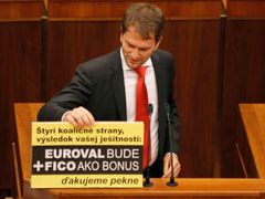 Poslanec a člen frakce Obyčejných lidí Igor Matovič vyjádřil svůj názor prostřednictvím transparentu.