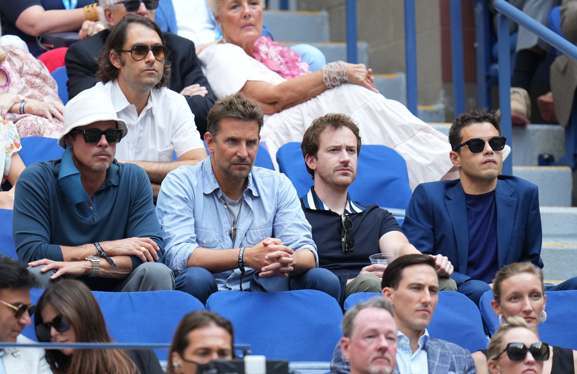 tenis, US Open 2021, finále, herci Brad Pitt (vlevo), Bradley Cooper (druhý zleva) a Rami Malek (vpravo)