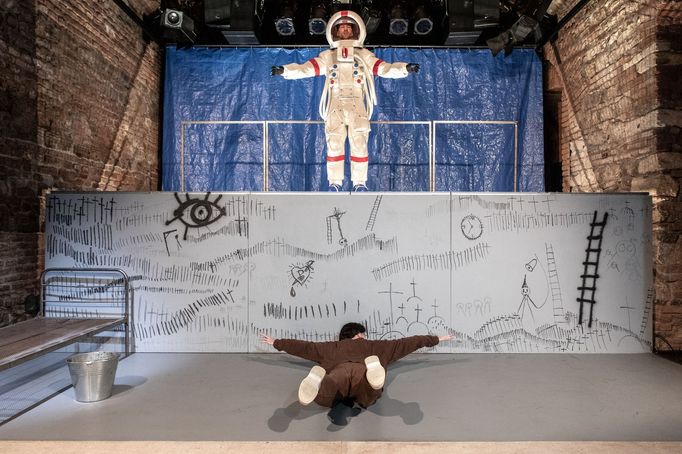 Nahoře je Filip Dámec, dole Lucie Trmíková v roli Růženy Vackové.