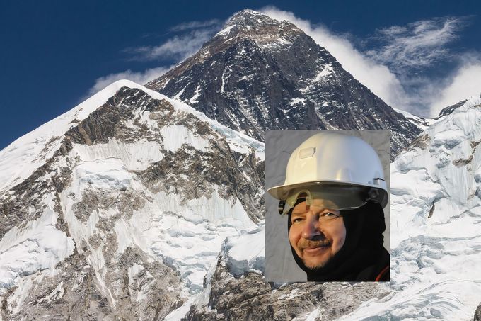 Na ilustrační koláži: Archivní foto horolezce Věslava Chrząszcze, v pozadí masiv hory Mt. Everest.