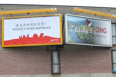 Čínského prezidenta v Praze vítají vlajky a billboardy v čínštině. Asijská tradice, vysvětlil Tvrdík