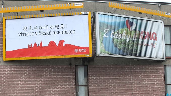Billboard "Vítejte v České republice", hned vedle se nápis Z lásky k Česku mění na "Changhong".