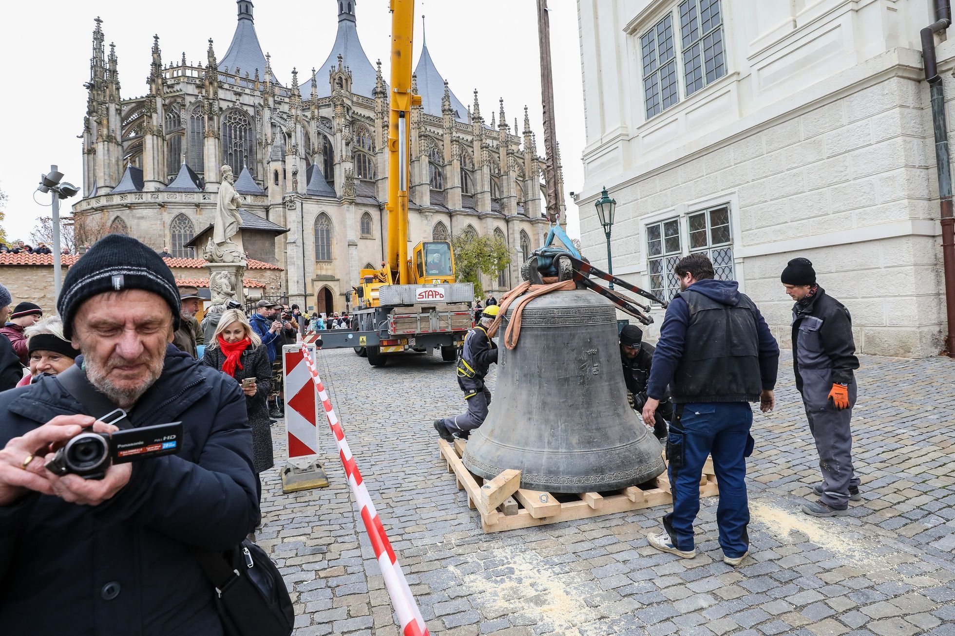 Snesení zvonů z bývalé Jezuitské koleje, Kutná Hora, zvony